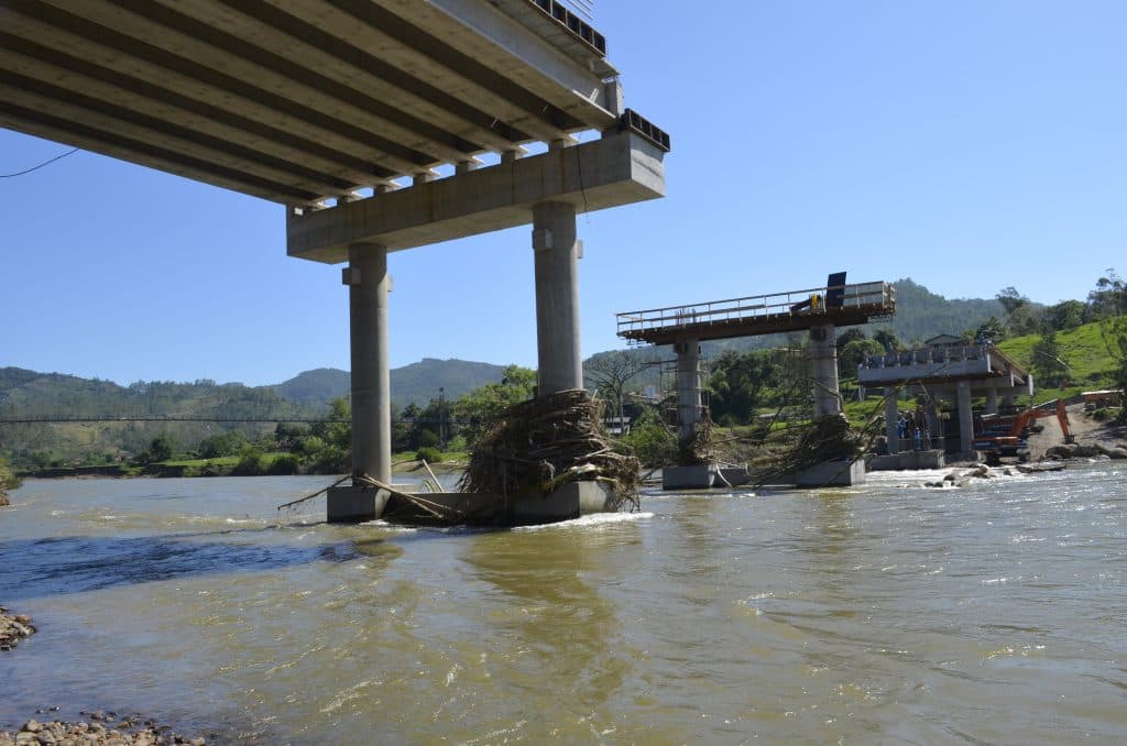 Ponte da Guarda está 70% concluída em Tubarão