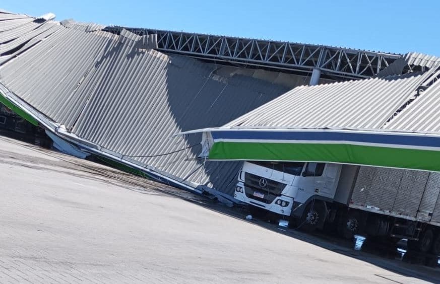 Teto de posto de combustíveis desaba em Laguna