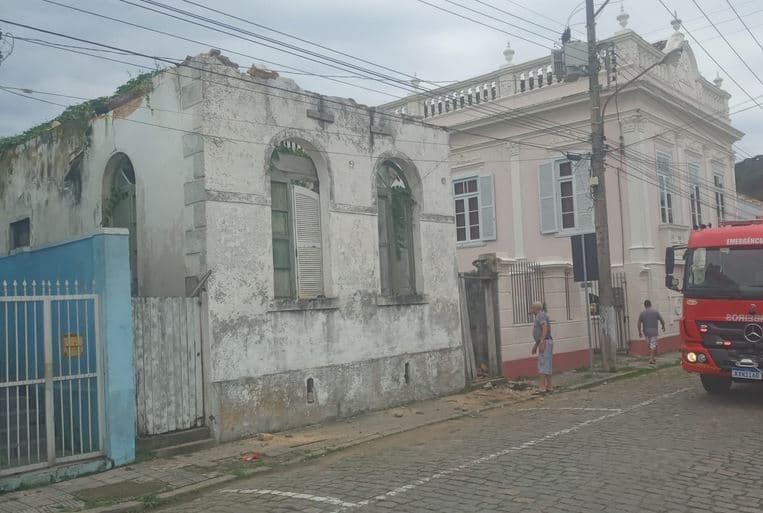 Teto de casa abandonada desaba no Centro Histórico de Laguna