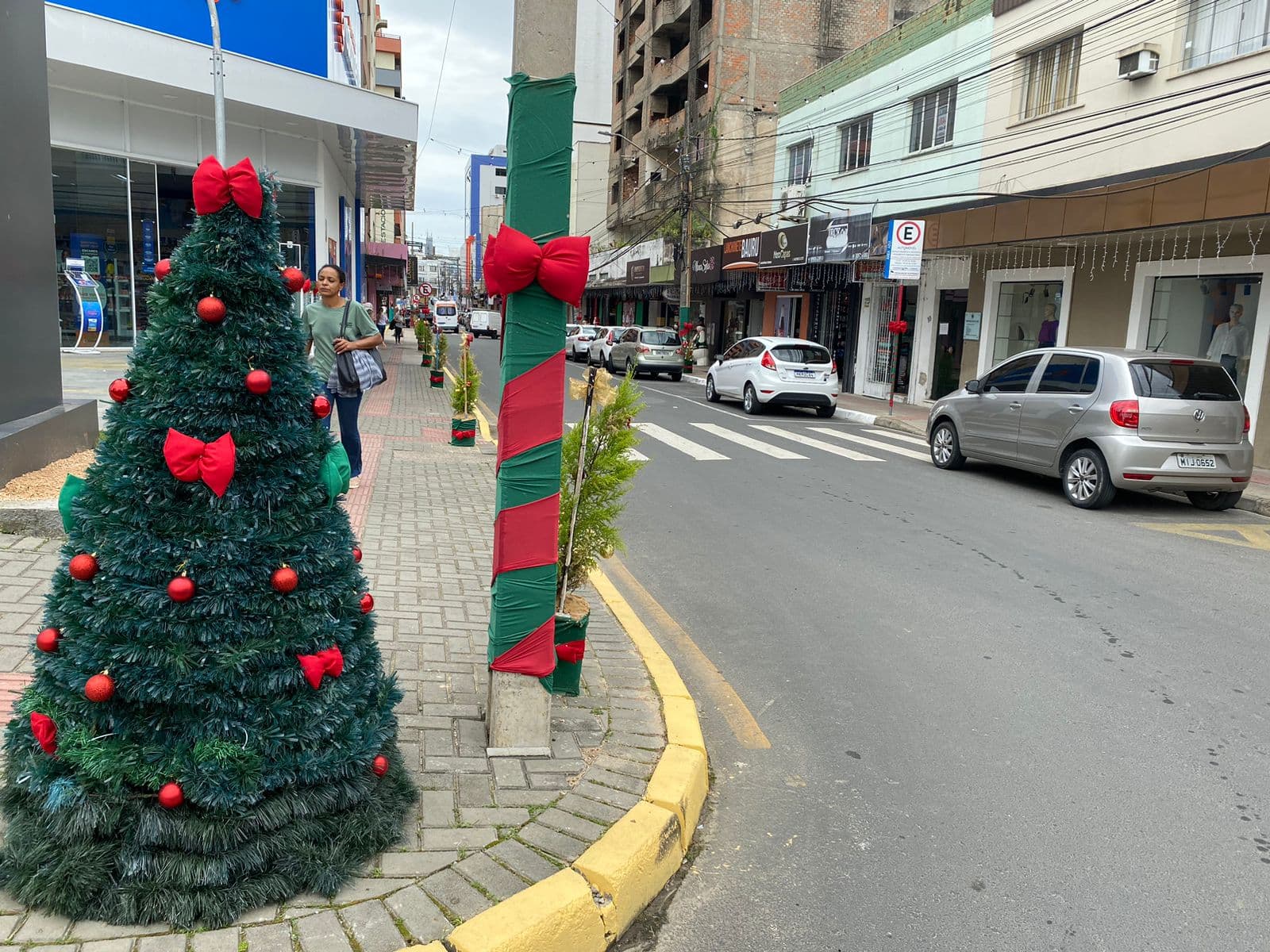 Empresários e moradores da Rua Padre Bernardo Freuser fazem a própria decoração de Natal
