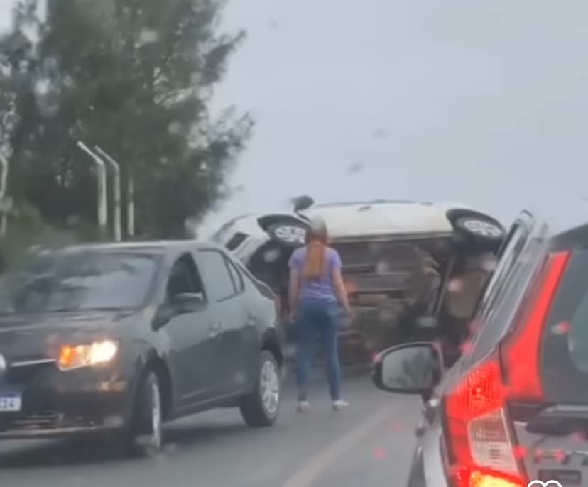 Carro tomba nas curvas do Iró, em Laguna