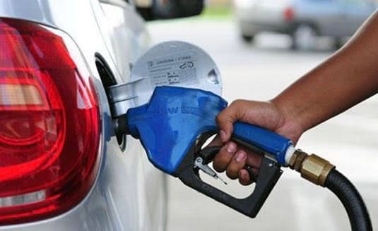 Após encher o tanque do carro, motorista vai embora de posto sem pagar