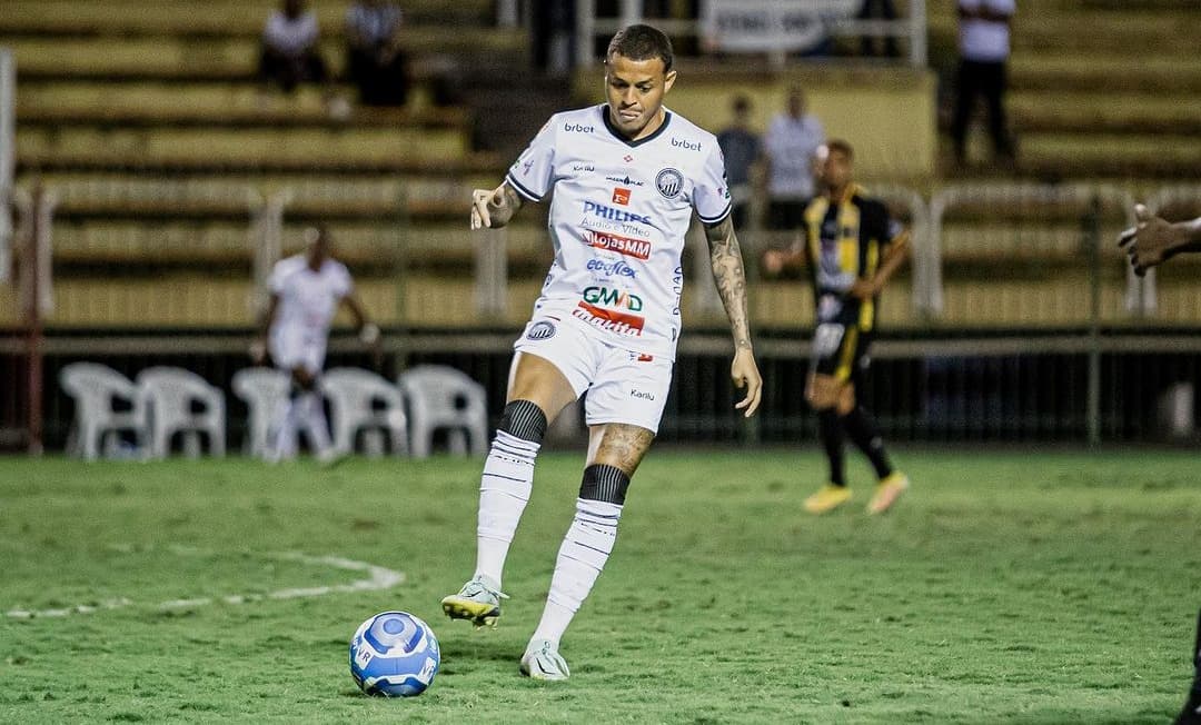 Hercílio Luz anuncia contratação do volante Alison