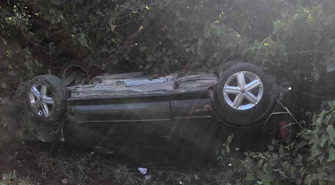 Carro capota nas curvas do Iró em Laguna