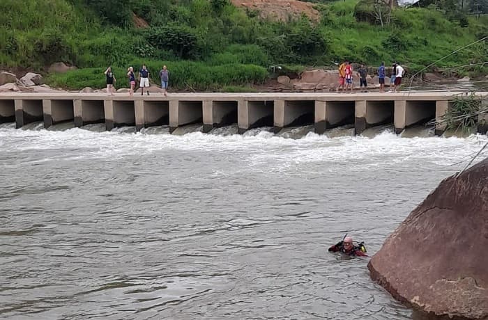 Criança de 4 anos cai em rio na cidade de Pedras Grandes
