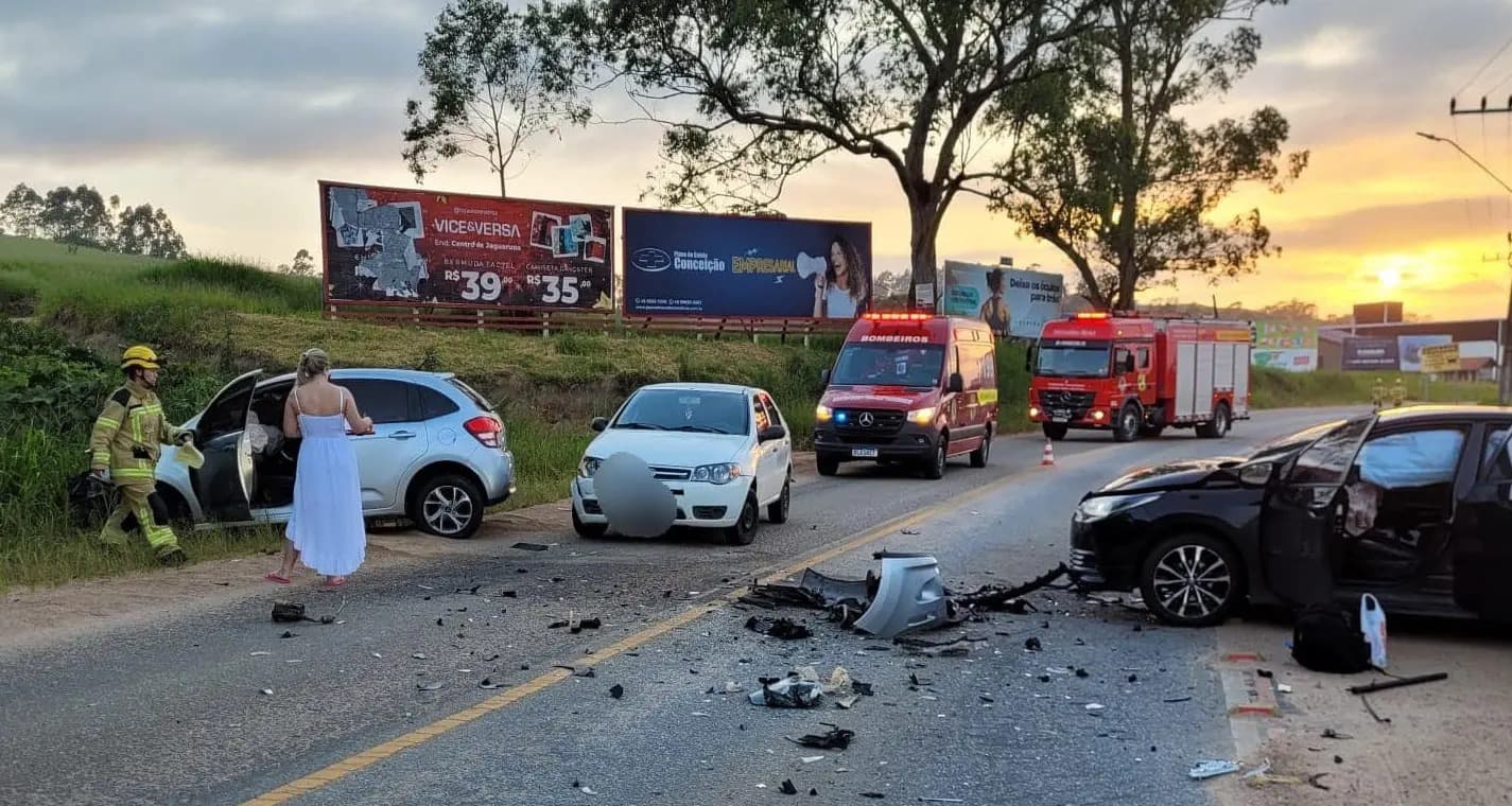 Acidente envolvendo três veículos deixa uma mulher ferida em Jaguaruna