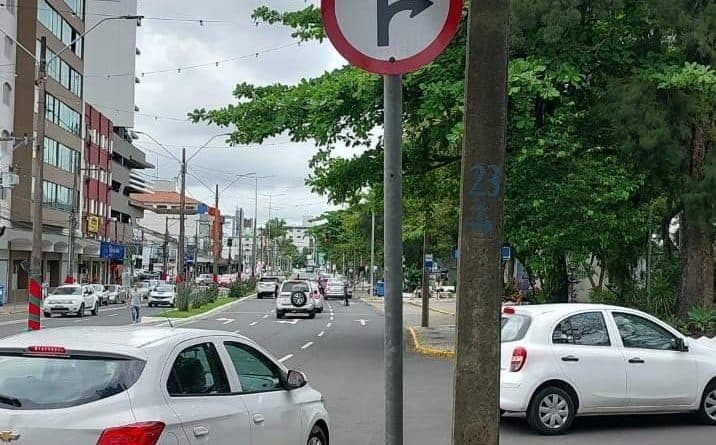 Trecho da Rua Esteves Júnior que corta a Praça 7 tem sentido modificado