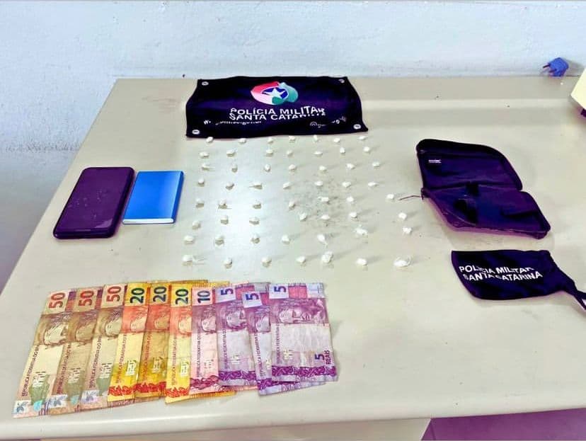 Suspeito tenta esconder bolsa com pedras de crack e é preso