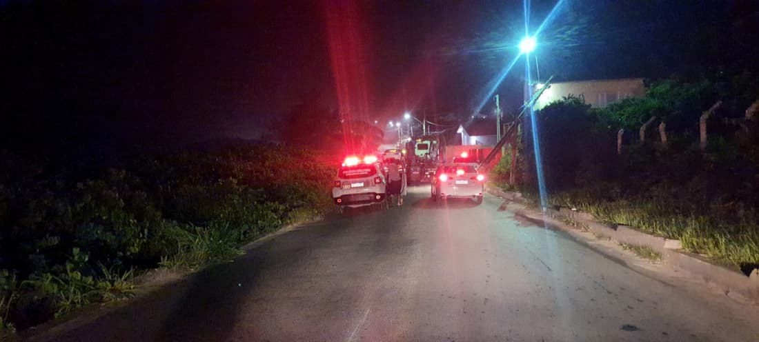 Carro colide e derruba poste no Iró