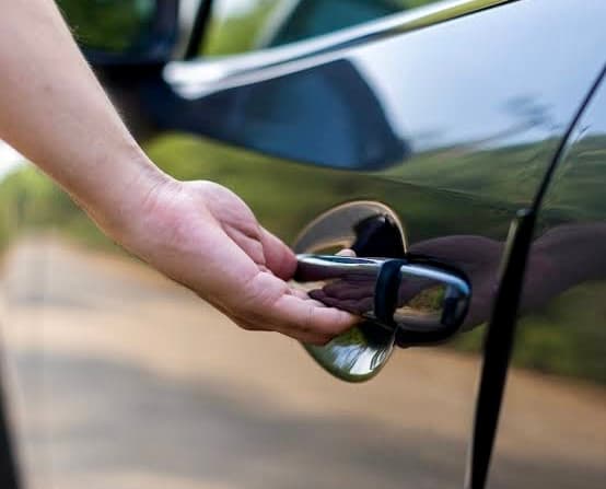 Casal de argentinos vai à praia e tem objetos de valor furtados de dentro do carro