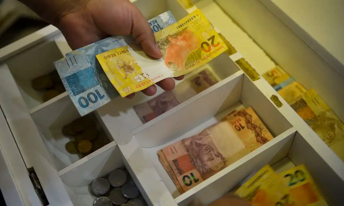 Entra em vigor o salário mínimo de R$ 1.412