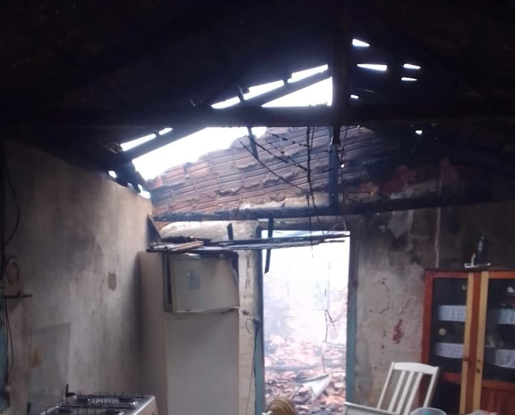 Casa pega fogo e proprietário é suspeito de ter iniciado o incêndio