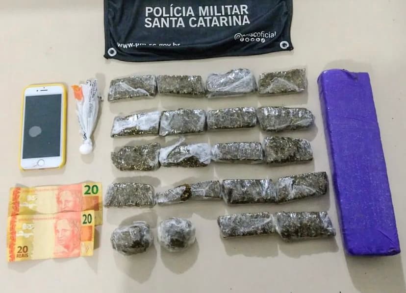 Quase 1 kg de maconha é apreendido com adolescente