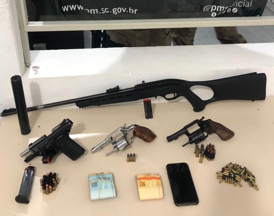 Dupla é presa com 4 armas, muitas munições e silenciador
