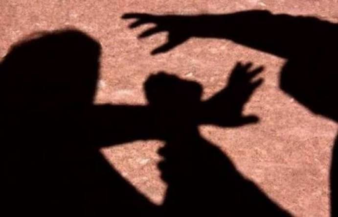 Homem é agredido na rua com pedaço de pau por três assaltantes