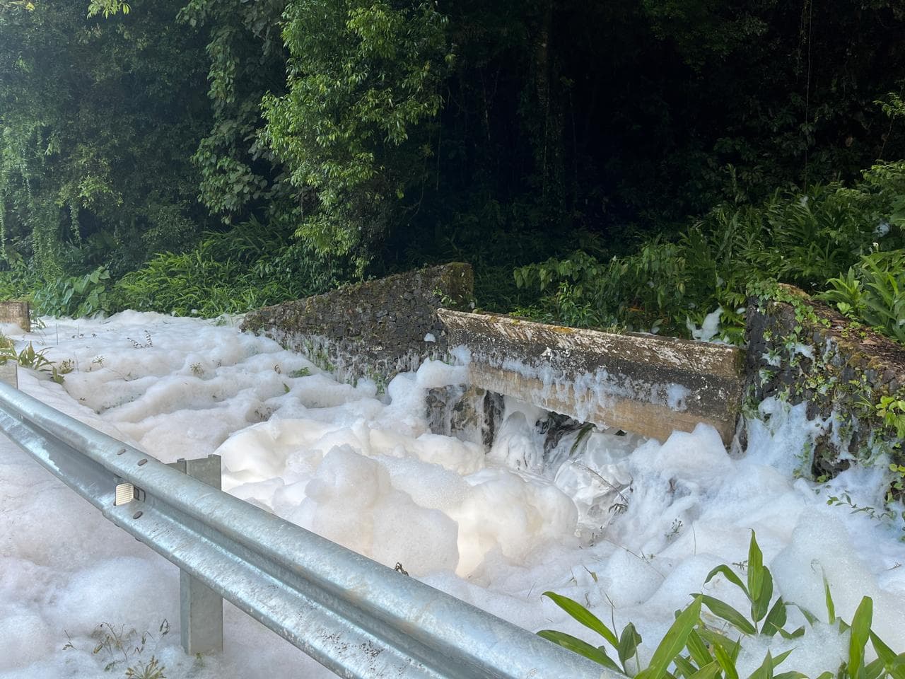 Rodovia de SC segue totalmente trancada até a retirada de ácido derramado