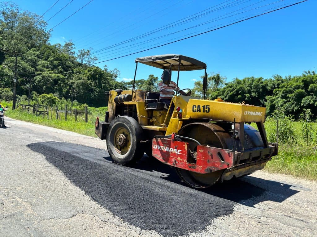 Rodovia de Tubarão recebe melhorias no asfalto e na iluminação pública