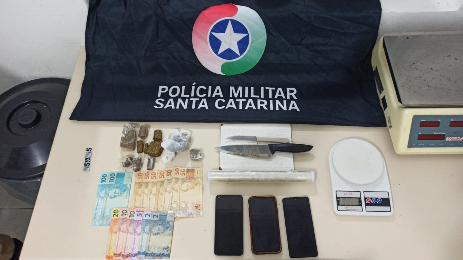 Traficante tenta dispensar drogas antes da polícia entrar em casa