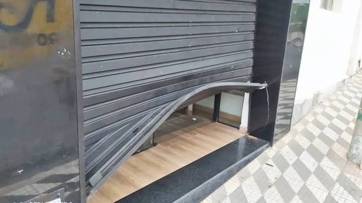 Ladrão arromba padaria, furta comida e bebida, e volta duas horas depois para pegar mais produtos