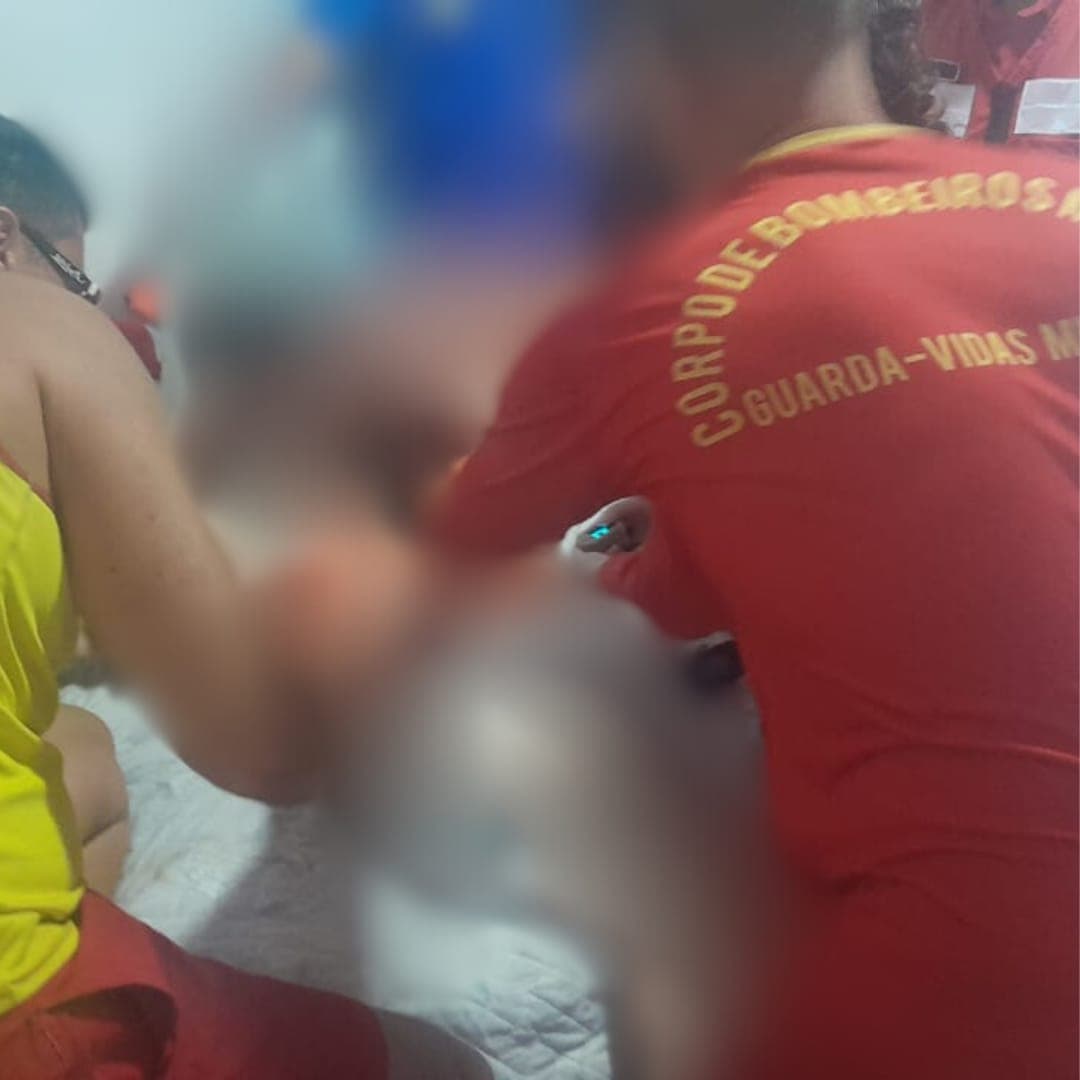 Criança de 2 anos sofre parada respiratória após se afogar em piscina