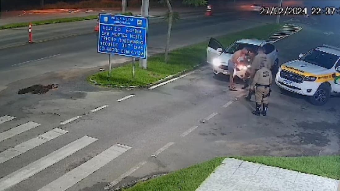 Bebê é salvo de engasgamento por policiais militares rodoviários