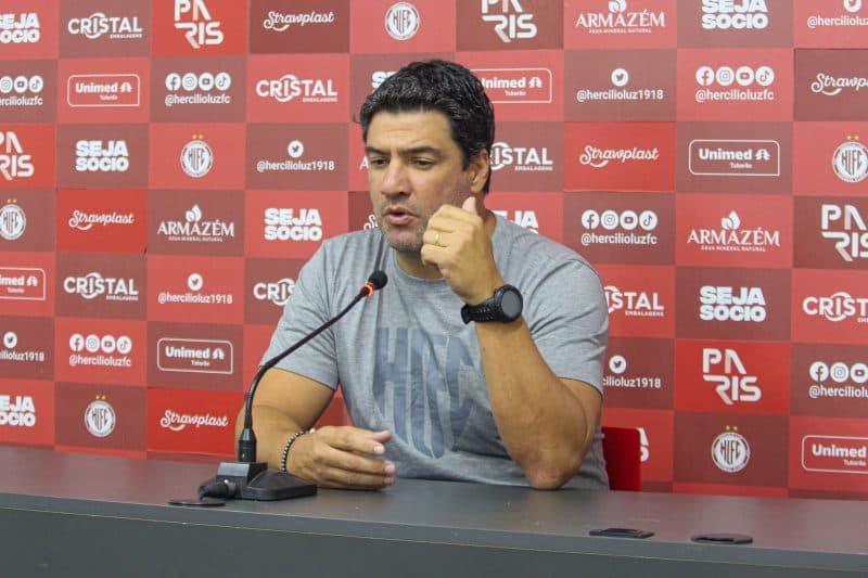 Técnico Felipe Moreira é demitido do Hercílio Luz