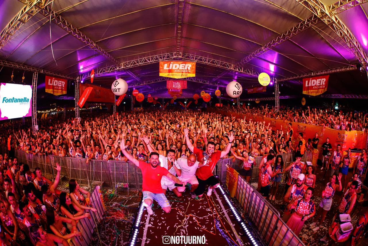 20ª edição do Bloko Rosa atrai 8 mil foliões e arrasta mais de 50 mil pessoas no trio elétrico