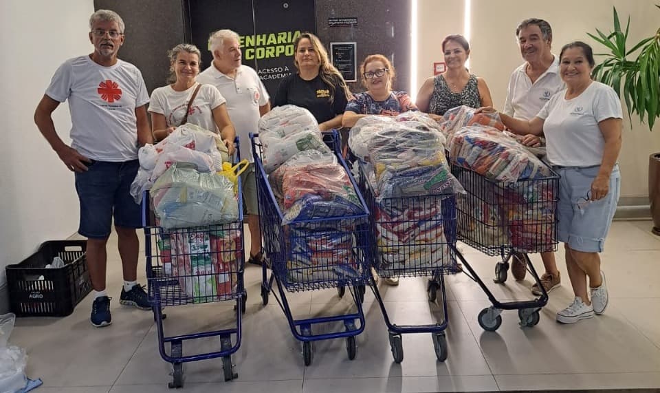 Mais de 400 quilos de alimentos são arrecadados no show "Natan por aí"