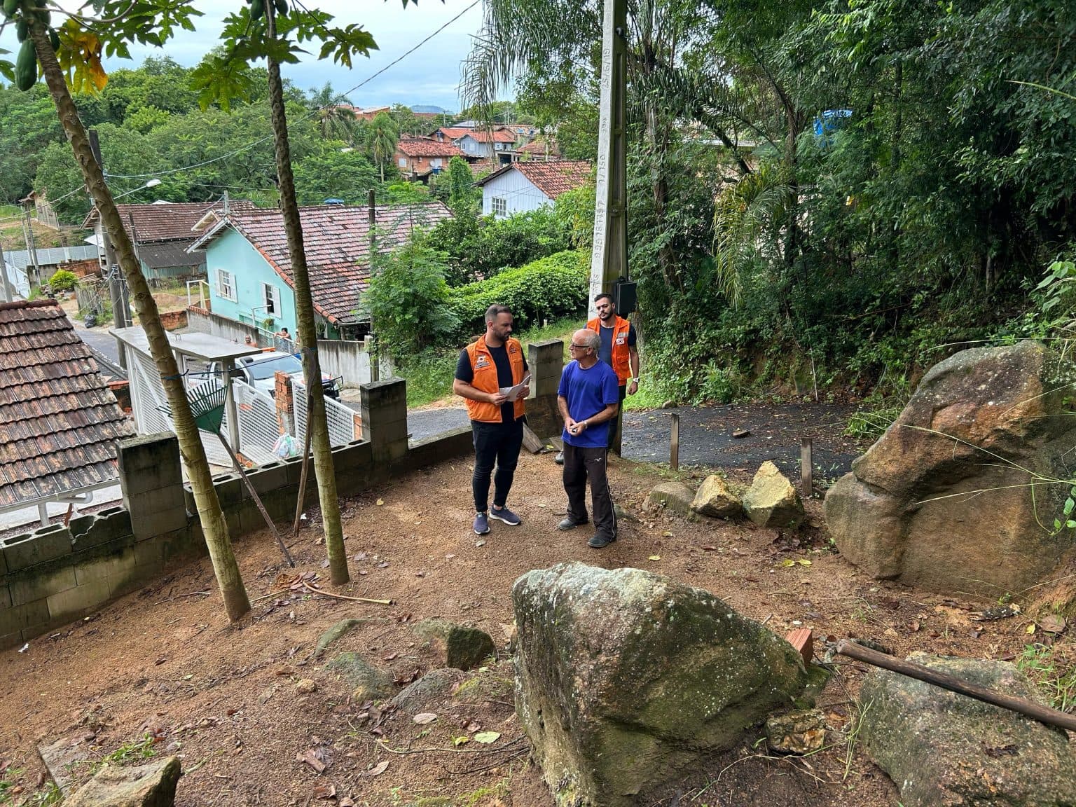 Moradores de áreas de risco de Tubarão são orientados pela Defesa civil