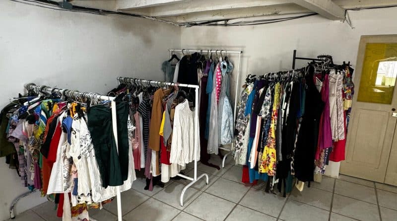 Brechó solidário de Laguna ganha novo espaço