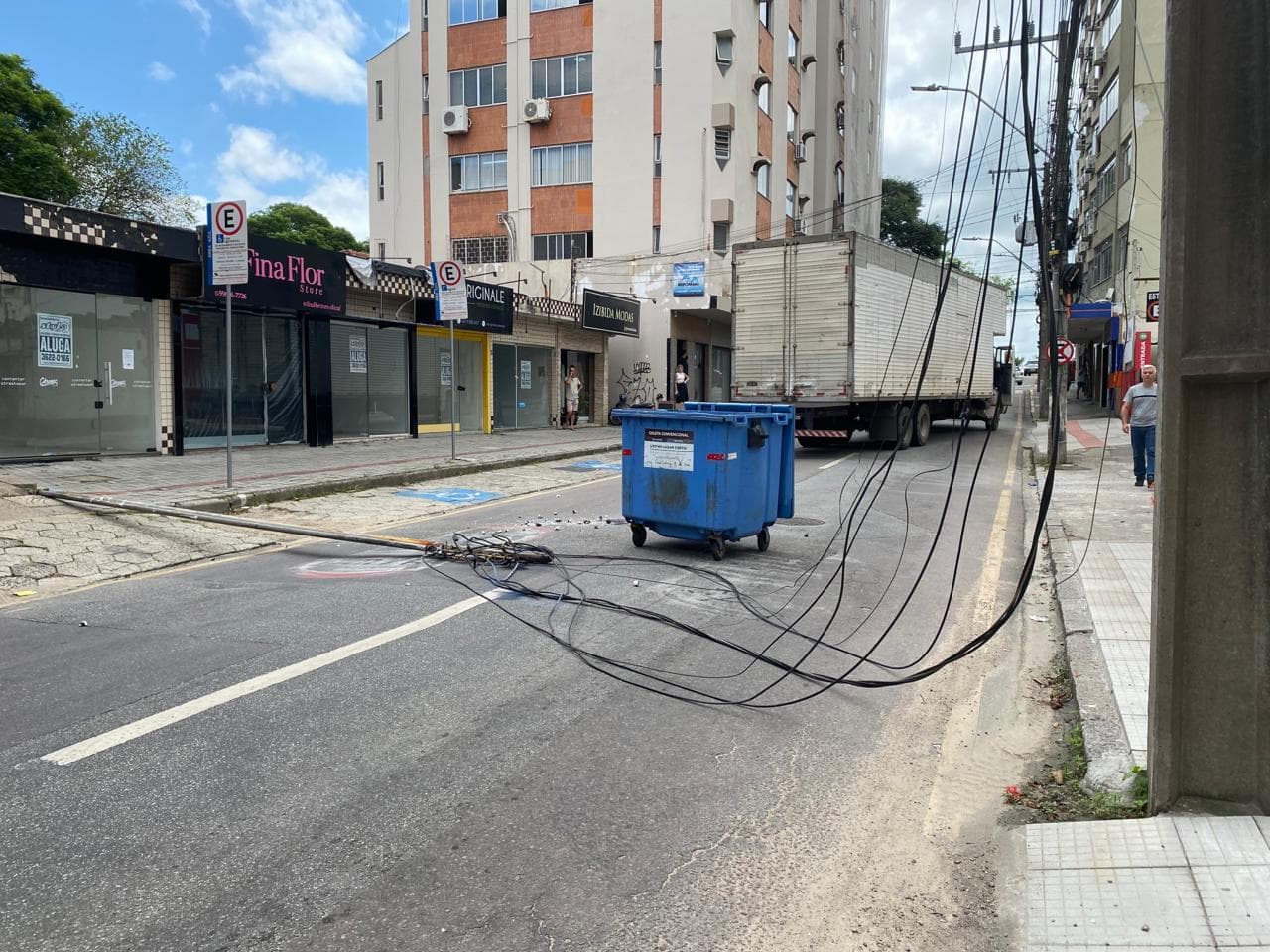 Caminhão engalha em fiação elétrica e acidente causa filas no Centro de Tubarão