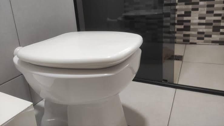 Menina de 7 anos morre ao tentar mudar temperatura de chuveiro e cair sobre vaso sanitário