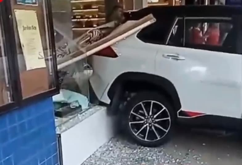 Motorista perde o controle de carro e invade vitrine de loja