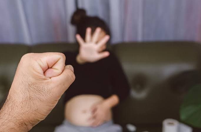 Gestante é levada para o hospital após ser agredida pelo companheiro