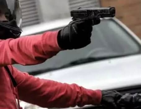 Malote de dinheiro é roubado por motociclista armado em plena luz do dia