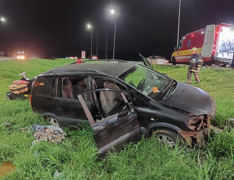 Carro cai em vala de escoamento e quatro pessoas ficam feridas