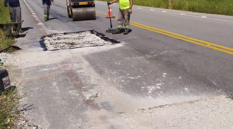 Estrada do Acesso Norte a Laguna recebe manutenção e reparos
