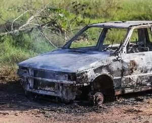 Carro é furtado de garagem e queimado enquanto proprietário viaja