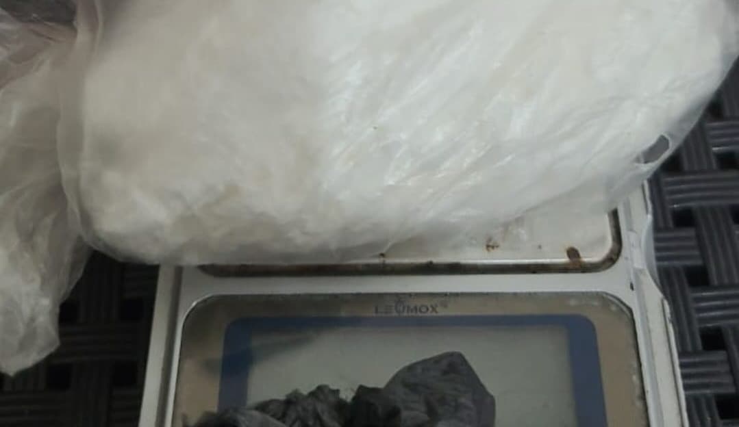 Ponto de venda de drogas é desarticulado em condomínio de Laguna