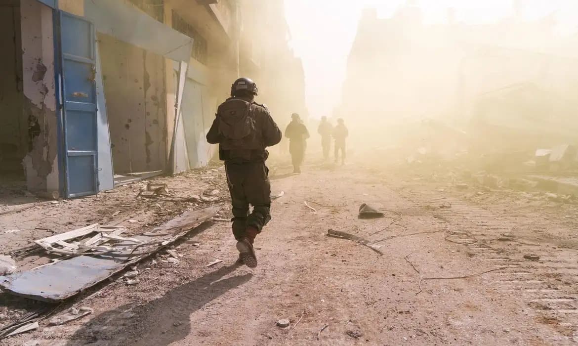 Após 6 meses de conflito, Israel anuncia retirada de tropas do sul de Gaza