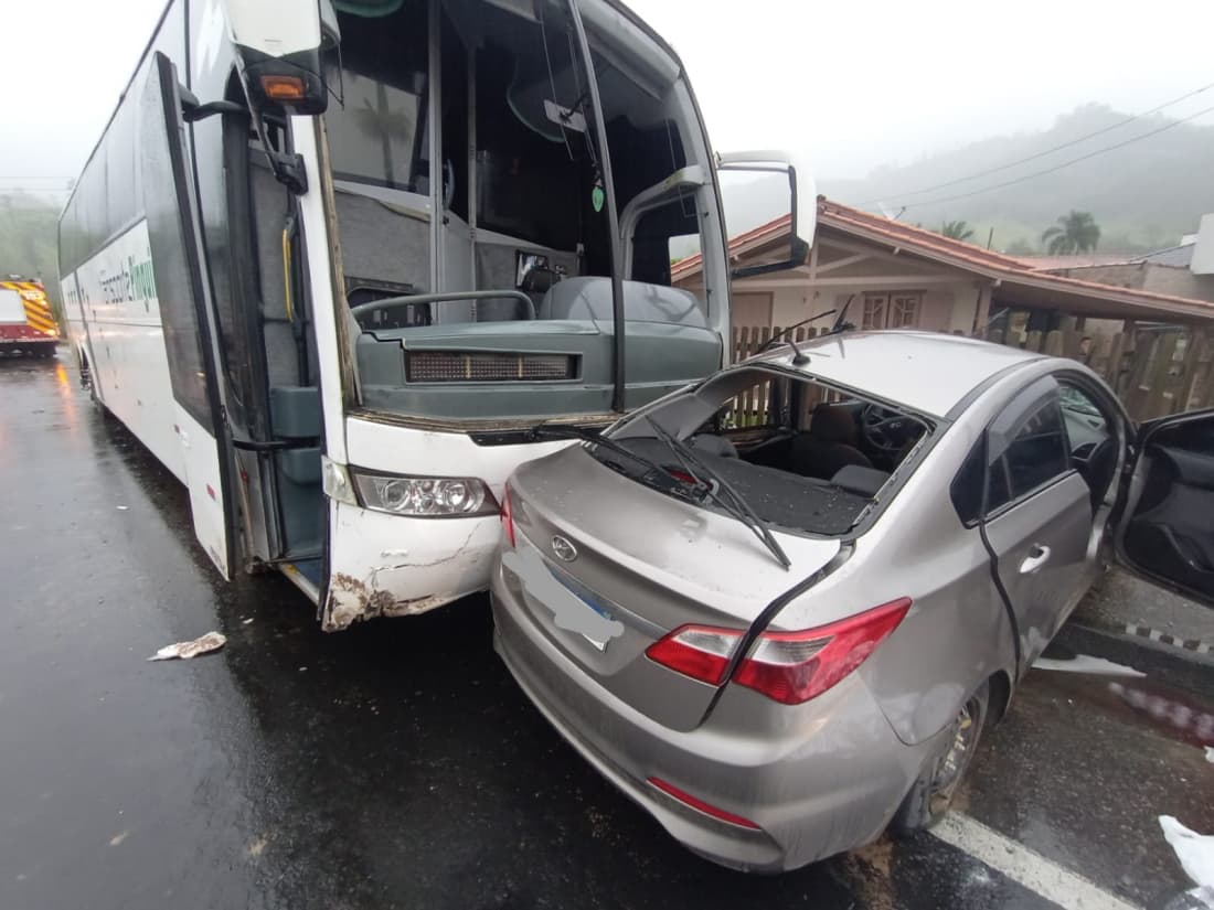 Casal morre em acidente entre ônibus e carro em Tubarão