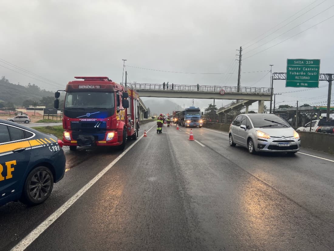 Mulher é atropelada ao tentar atravessar a BR-101, em Tubarão