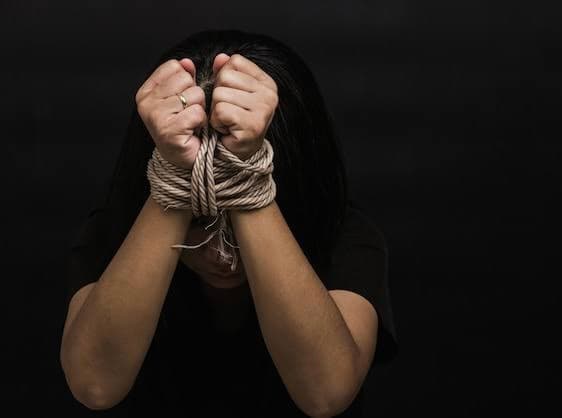 Traficante é amarrado, tem corda envolta no pescoço e é ameaçado de morte com faca