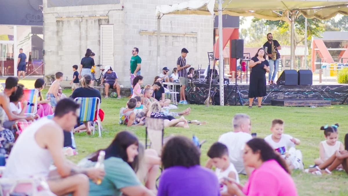 Dezenas de pessoas comparecem no Domingo no Parque de Páscoa