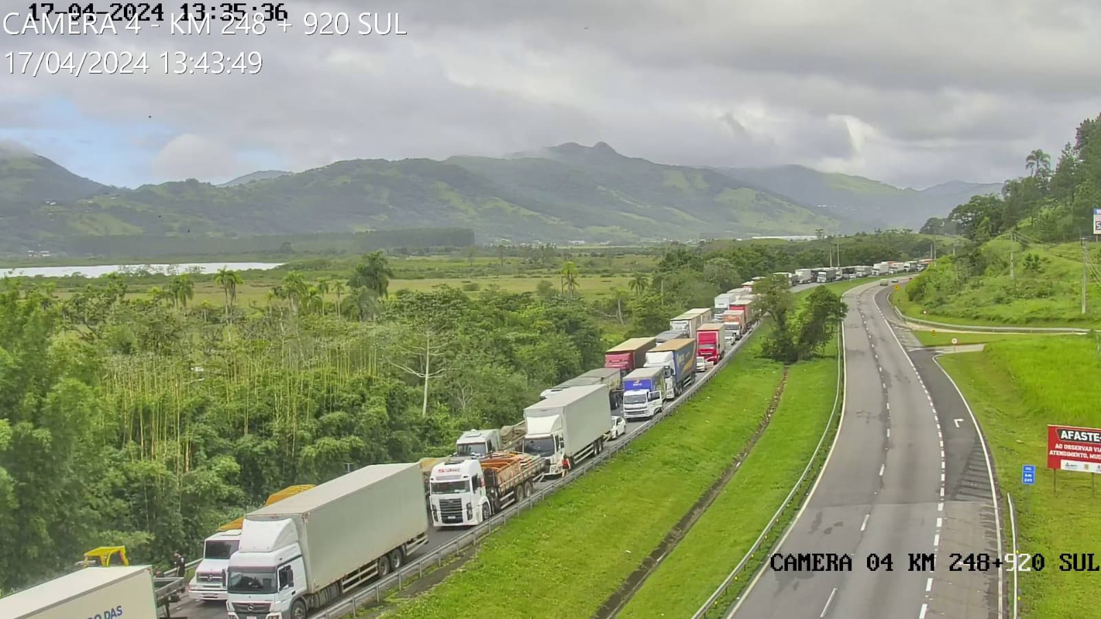 Filas no sentido norte da BR-101 a partir do Morro dos Cavalos chegam a 30 km