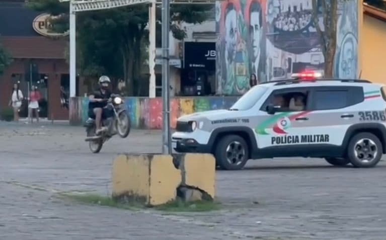 Moto é apreendida após condutor fazer manobras perigosas ao redor de viatura