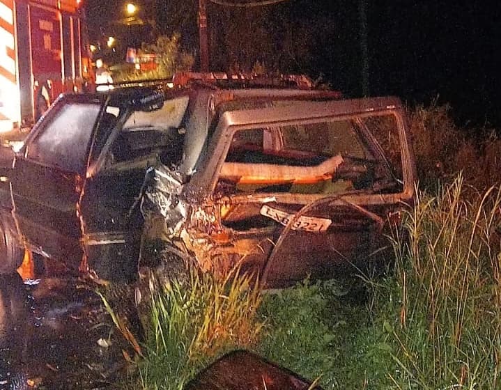 Motorista para no acostamento para ajustar os faróis e outro carro bate atrás