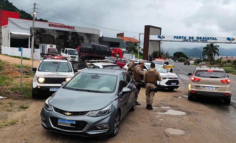 Adolescente quase atropela policial durante fuga em alta velocidade com carro furtado