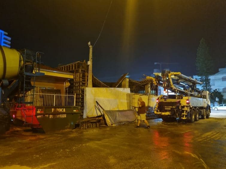 Laje de prédio em construção desaba em Laguna