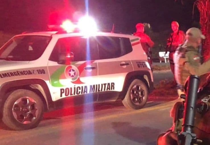 Ladrão é flagrado carregando peça de ar-condicionado após furtar de clínica